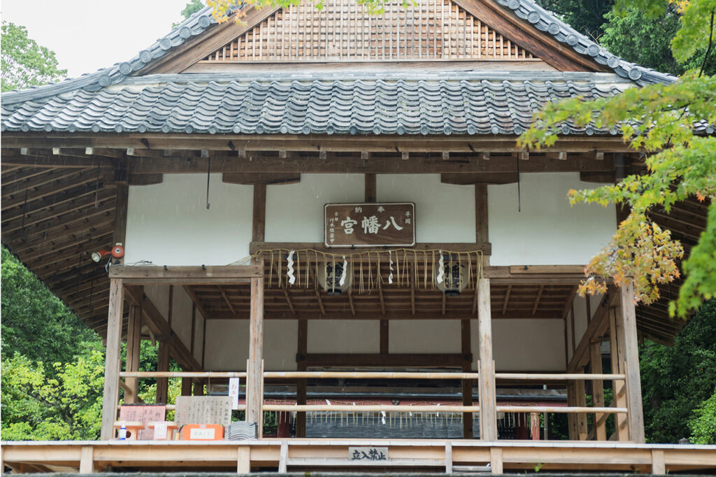 Entrance to Hiraoka Hachimangu Shrine