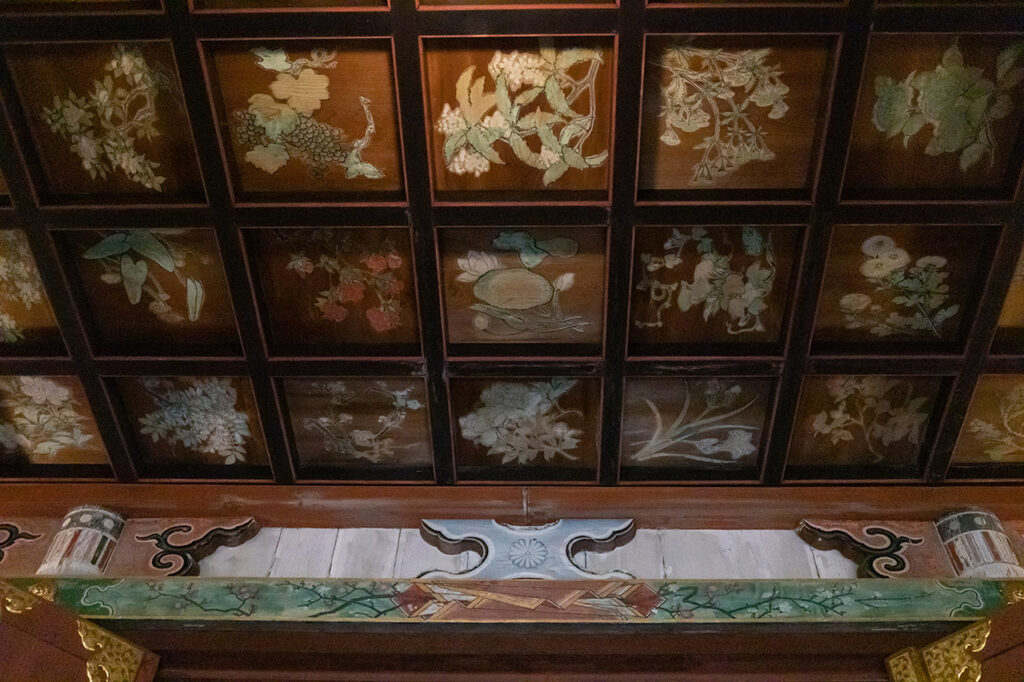 Hiraoka Hachimangu Shrine flower ceiling 2