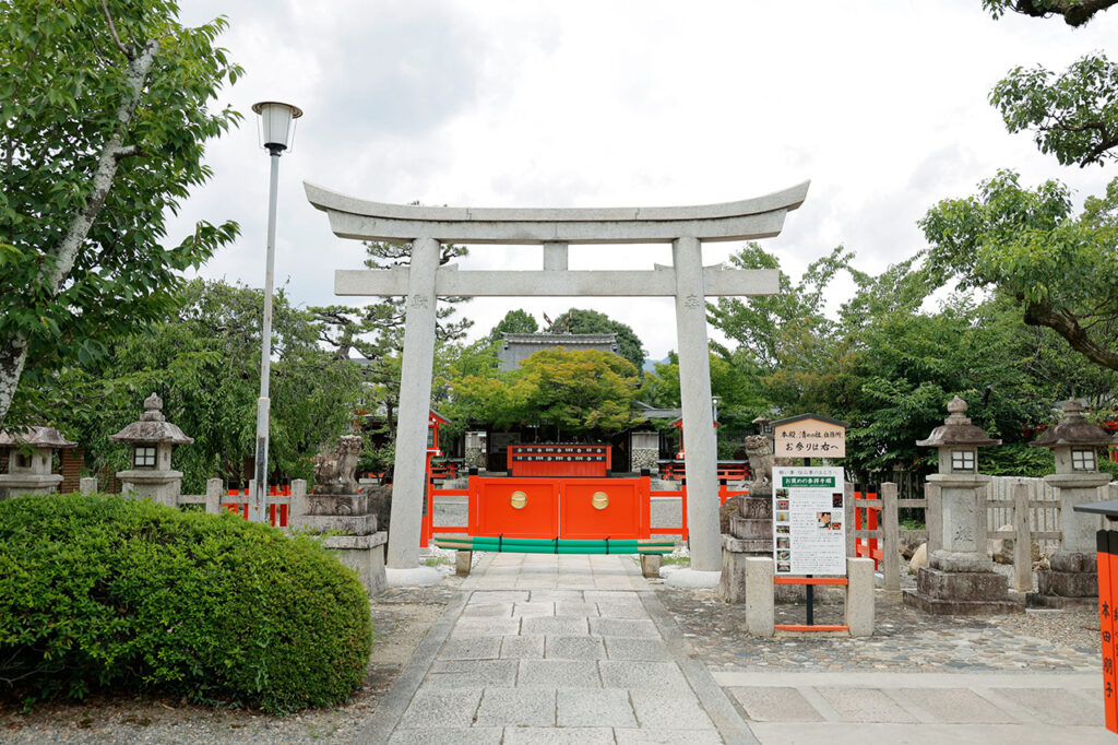 Entrance to Kurumaori Shrine