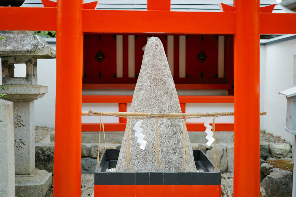 Purifying stone at Kurumaori Shrine