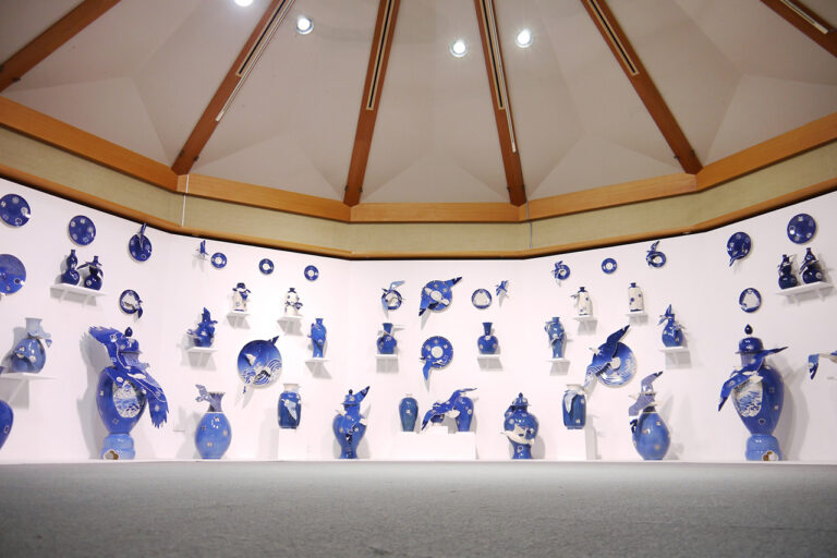 Fascinated by the shining blue, "Yoshiko Masumoto - Blue Birds / Blue Ceramics"