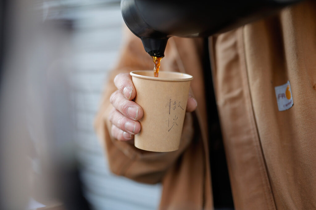 coffee stand微光のコーヒーを淹れているシーン