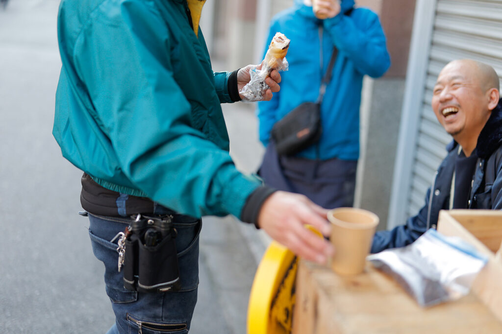 coffee stand微光に集う市場の人々