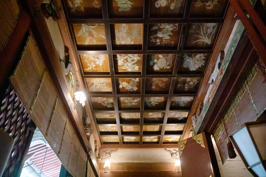 平岡八幡宮の花天井