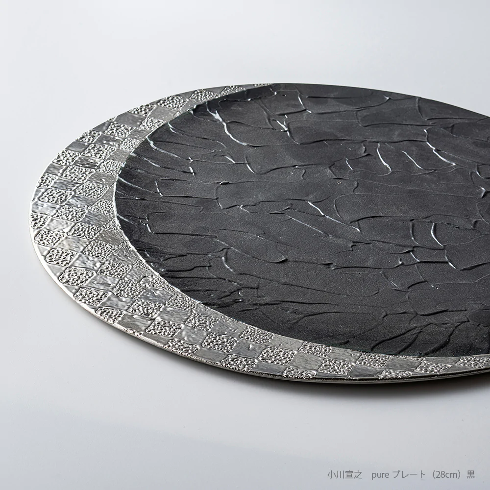 A 28 cm plate from the "pure/multiplies" series, which is stylish with a moon-shaped pattern.