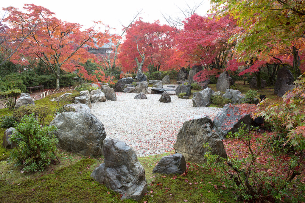 将軍塚青龍殿の紅葉