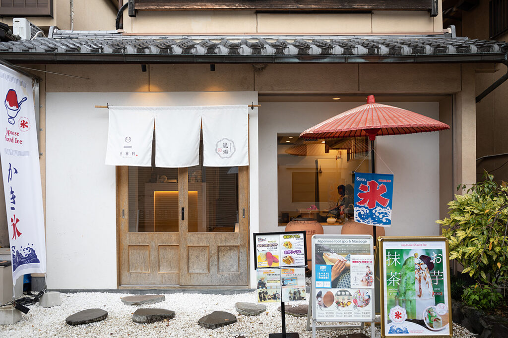 三日月 つぼ焼きいもcaféの外観