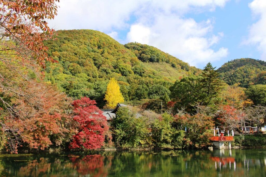 出雲大神宮紅葉と辨財天社