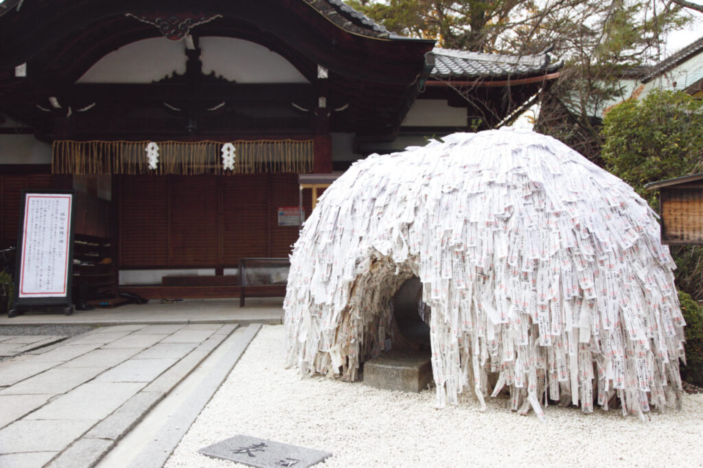 连接纽带的安井金平区神社纪念碑。