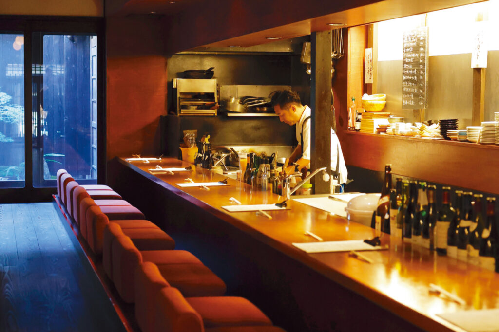 Western-style pub - Interior view of Paris Honpo