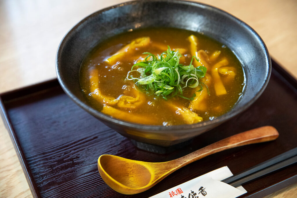 咖喱乌冬面带有海鲜汤和招牌菜[Ajika]香料的味道，这道菜自公司成立以来就一直出现在菜单上。