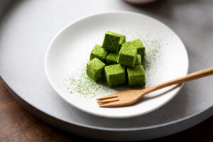 A sweet made by a long-established tea shop that emphasizes the deliciousness of matcha.