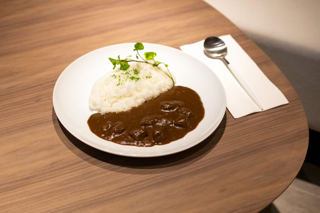 ［Curry with a gentle flavor carefully and slowly prepared by [Maru].