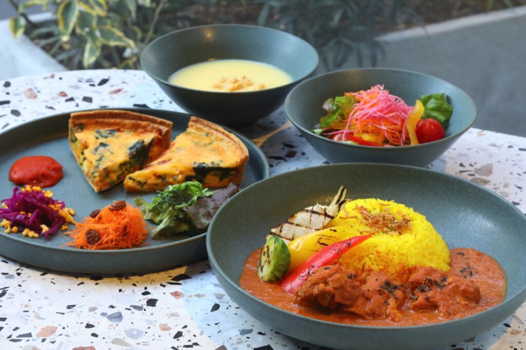 ［Butter chicken curry with grilled vegetables from [Together&Co.] with black seven spice & mini salad, spring vegetable quiche plate & vegetable soup.