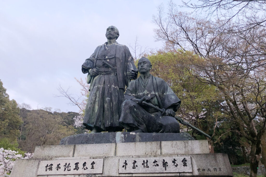 Bronze statues of Ryoma Sakamoto and Shintaro Nakaoka in Maruyama Park