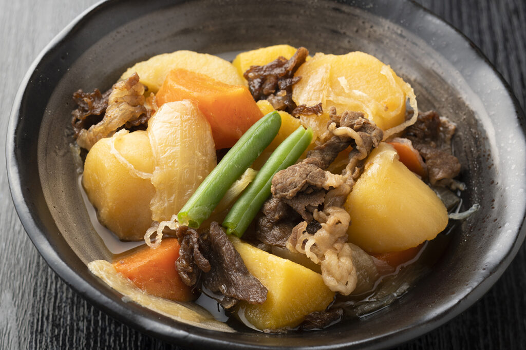 Meat and potatoes made according to the procedures of the traditional meat and potatoes cooking method of Izakaya Ishi no Maizuru.