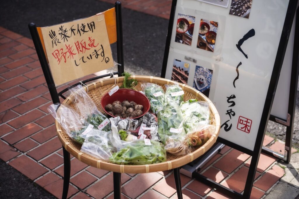 Meat soba, rice balls, and side dishes Koo-chan