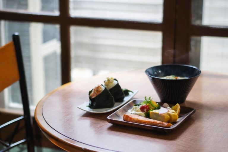 Meat soba, rice ball, and side dish Ku-chan Morning rice ball set 600 yen