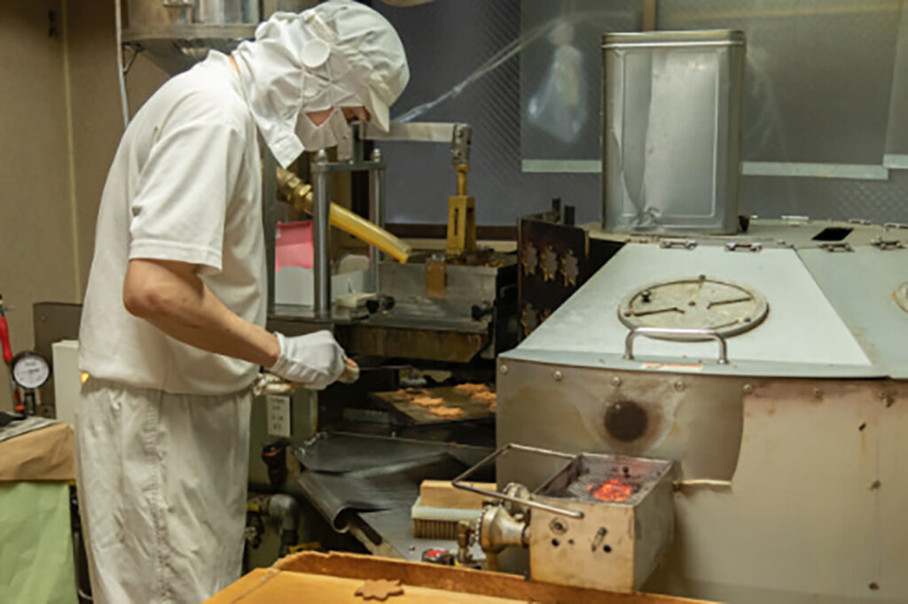 Cacao Kyo Senbei Green Tea Cream Sandwich is carefully baked piece by piece by the hands of artisans.