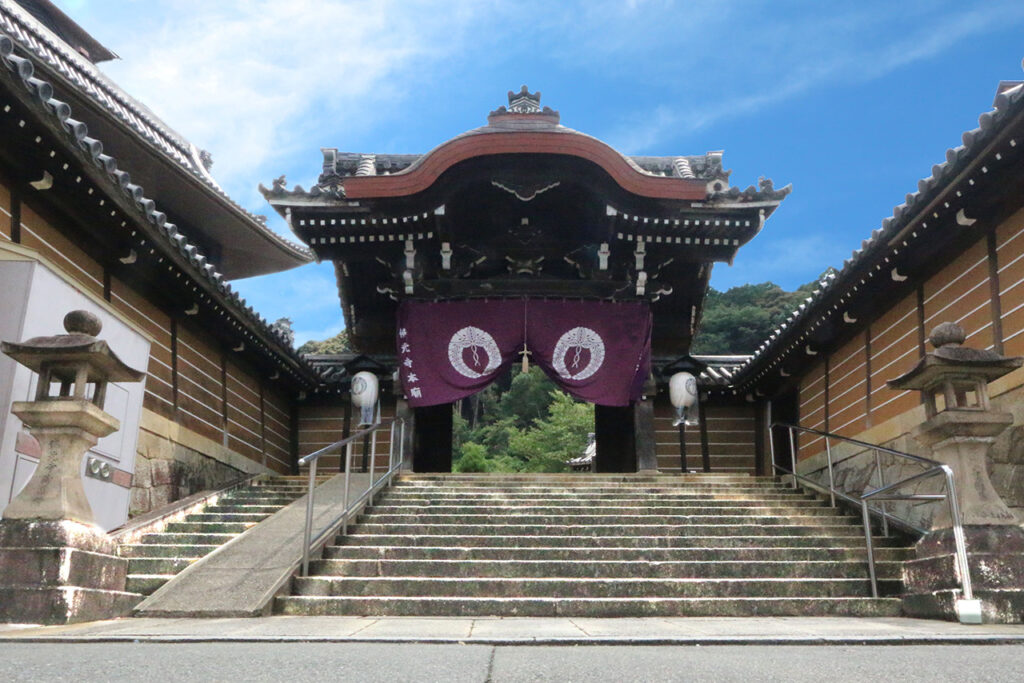 Gate of the main temple of Bukko-ji