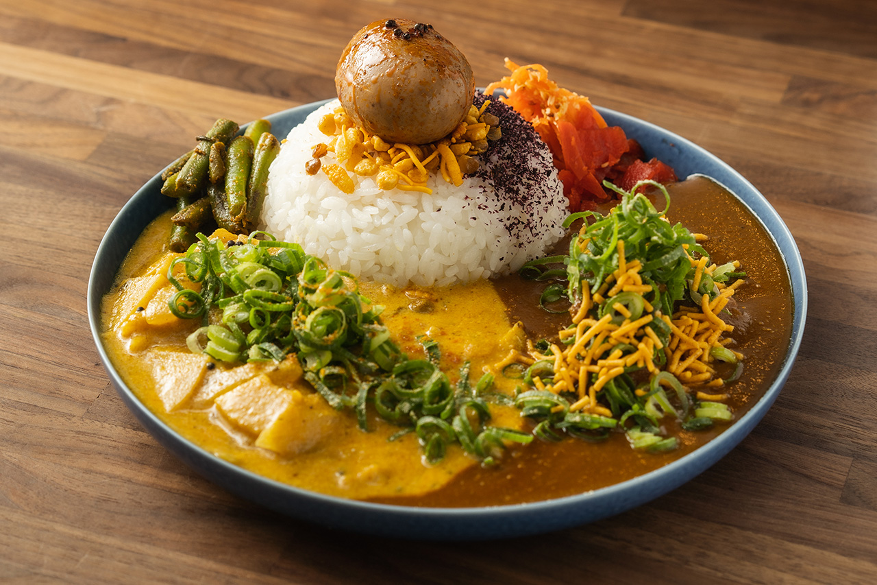 No4312幻の窯　京都　鞍馬焼　甘渋亭　模　大極殿古瓦　木箱付　古玩　送料無料 Curry Shop Gugol in Kiyamachi offers an unexpected