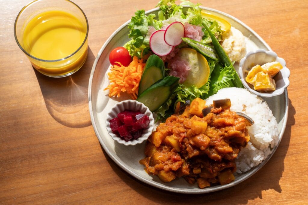 えがおごはん Coco花菜の茄子とじゃがいも＆トマトのスパイスカレー