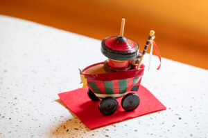 郷土玩具の「京こま」が祇園祭の鉾と山に