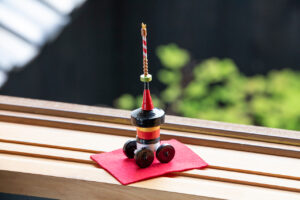 郷土玩具の「京こま」が祇園祭の鉾と山に
