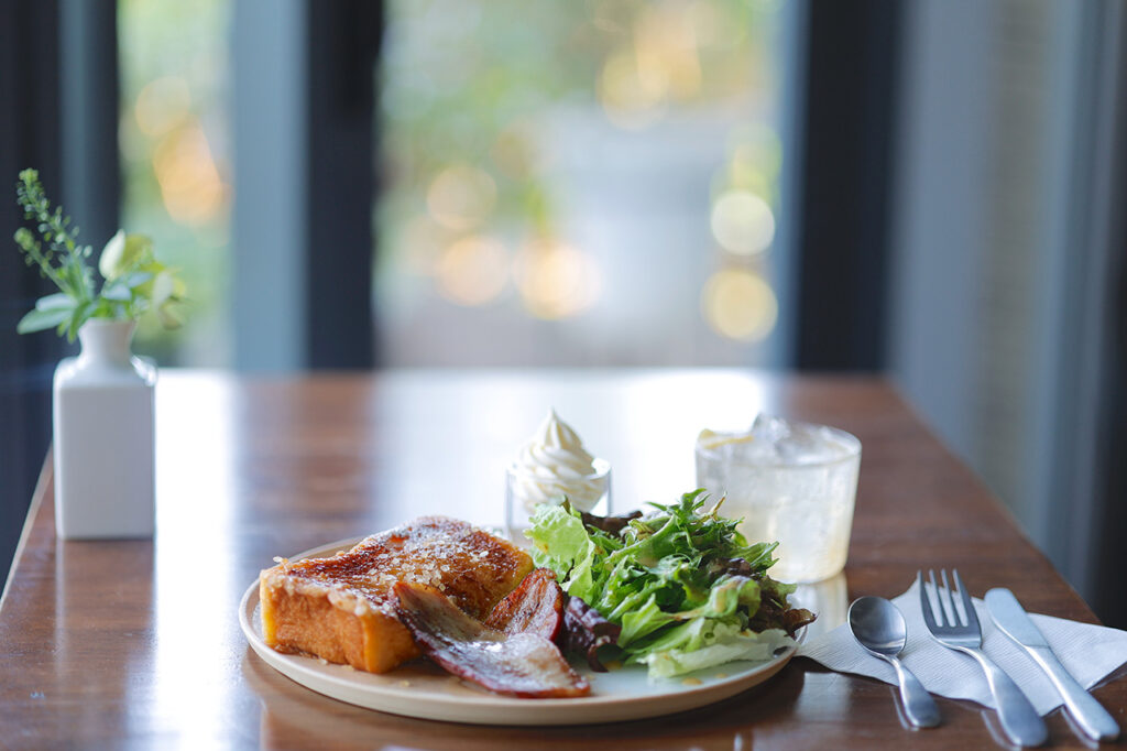 Breakfast plate with choice of ETRA French toast or waffle