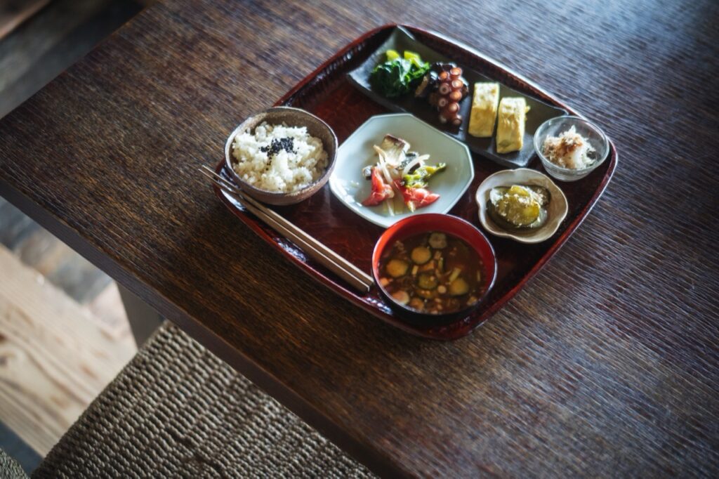 綾部つむぎの日替りおばんざい定食