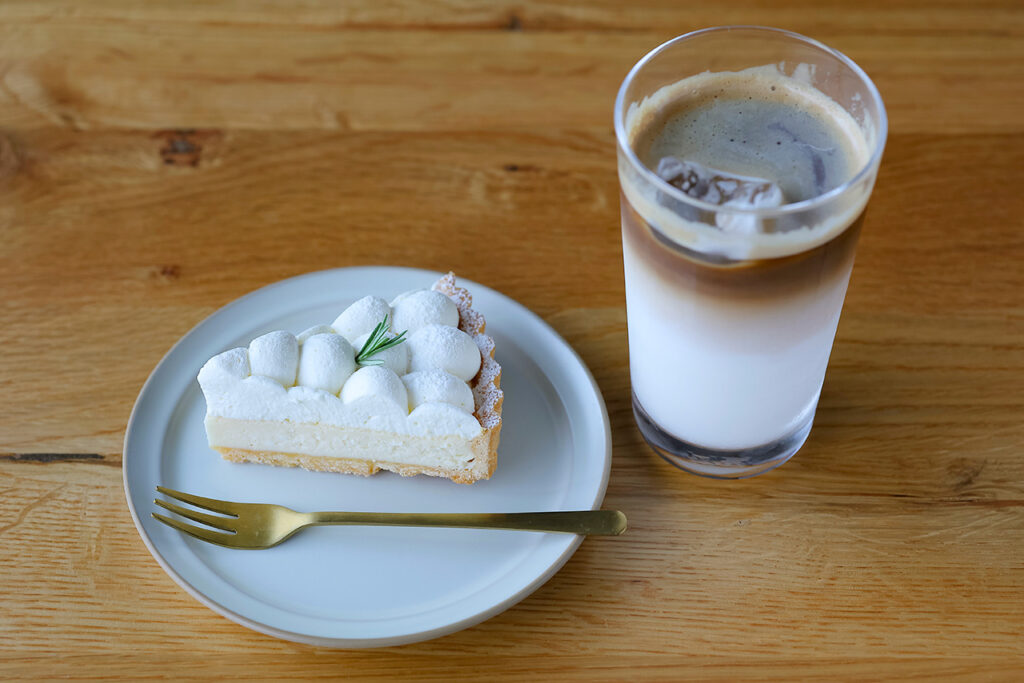 Café KAMUIのダブルチーズタルト、カフェラテ