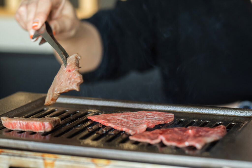 Yakiniku Takamori 的烧烤场景。