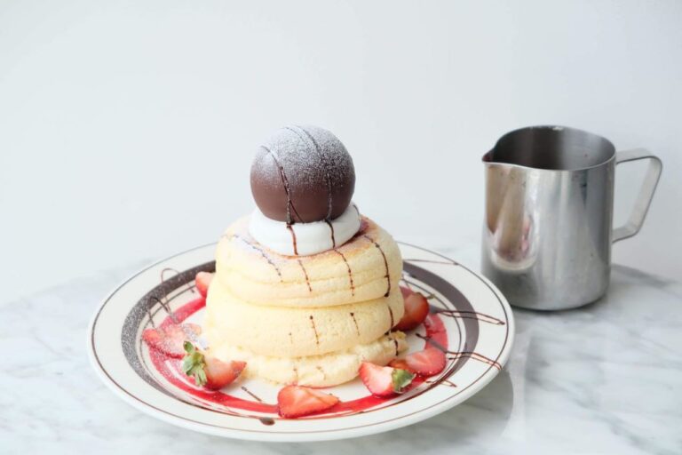 Lion cafeショコラストロベリースフレパンケーキ