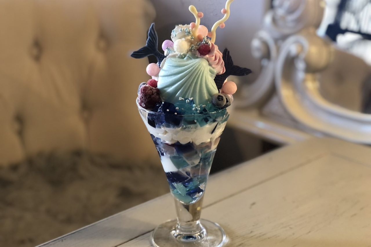 物語の世界をテーマにしたパフェやフロートが楽しめる烏丸御池の［café