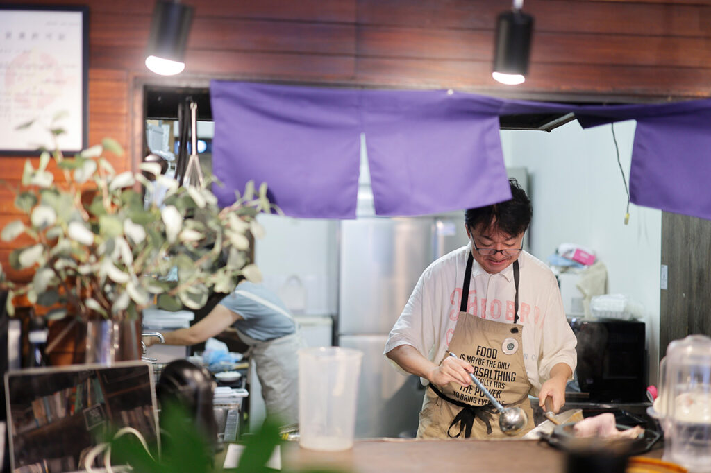 古本＆読書カフェ 大力餅の店主小川さん