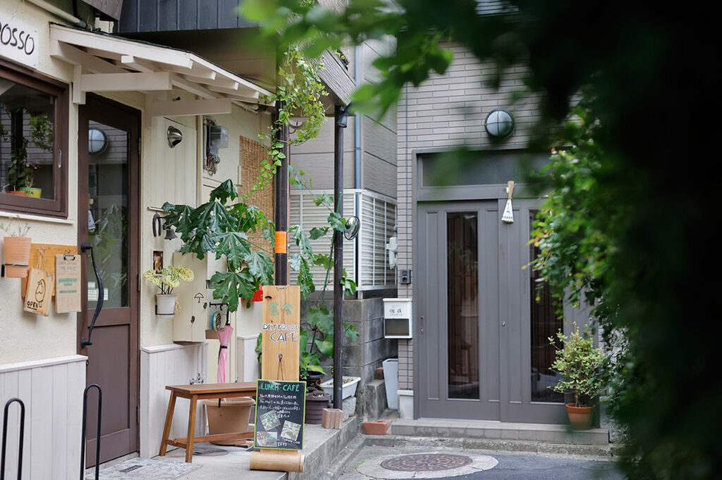 Exterior view of the vegetarian restaurant Petti Rosso