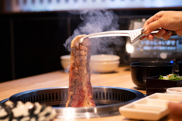 京の焼肉処 弘 山科駅前店の焼いているシーン