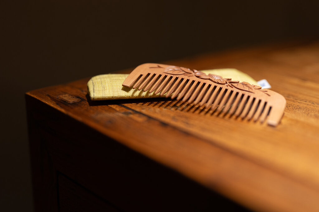 Comb using Camellia japonica from Kazurakiyo long-established shop