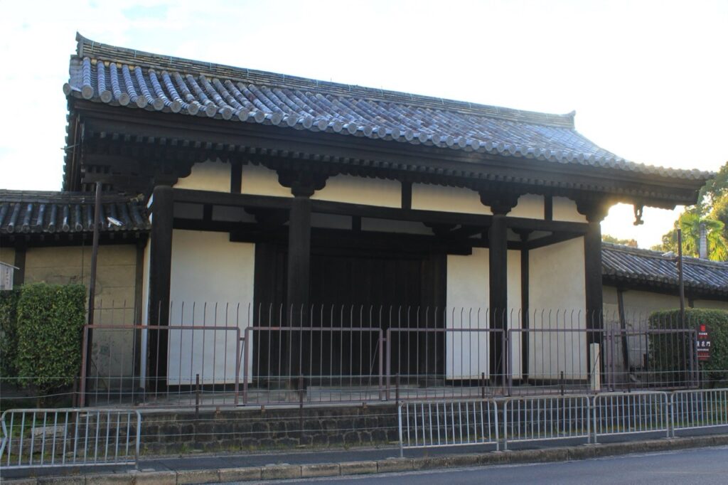 Toji Renge-mon Gate Exterior