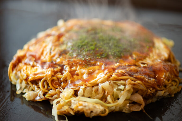 广岛 Okonomi Chie 的广岛 Okonomi 肉蛋荞麦面