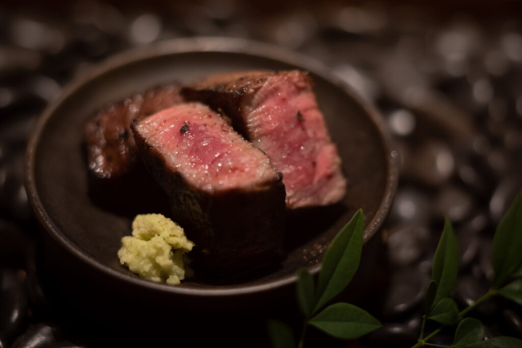 在 Meat Kappo Miyata 餐厅炭烤的夏多布里昂牛排