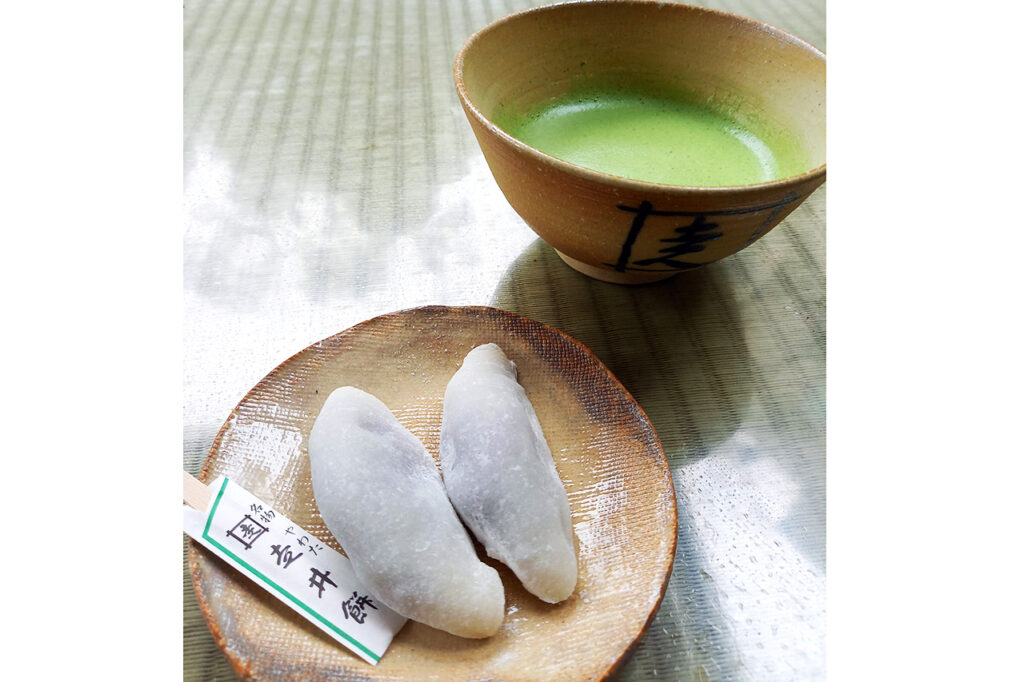 var. of mochi made from a mixture of rice flour and sweet bean paste (famous product of Kagoshima)