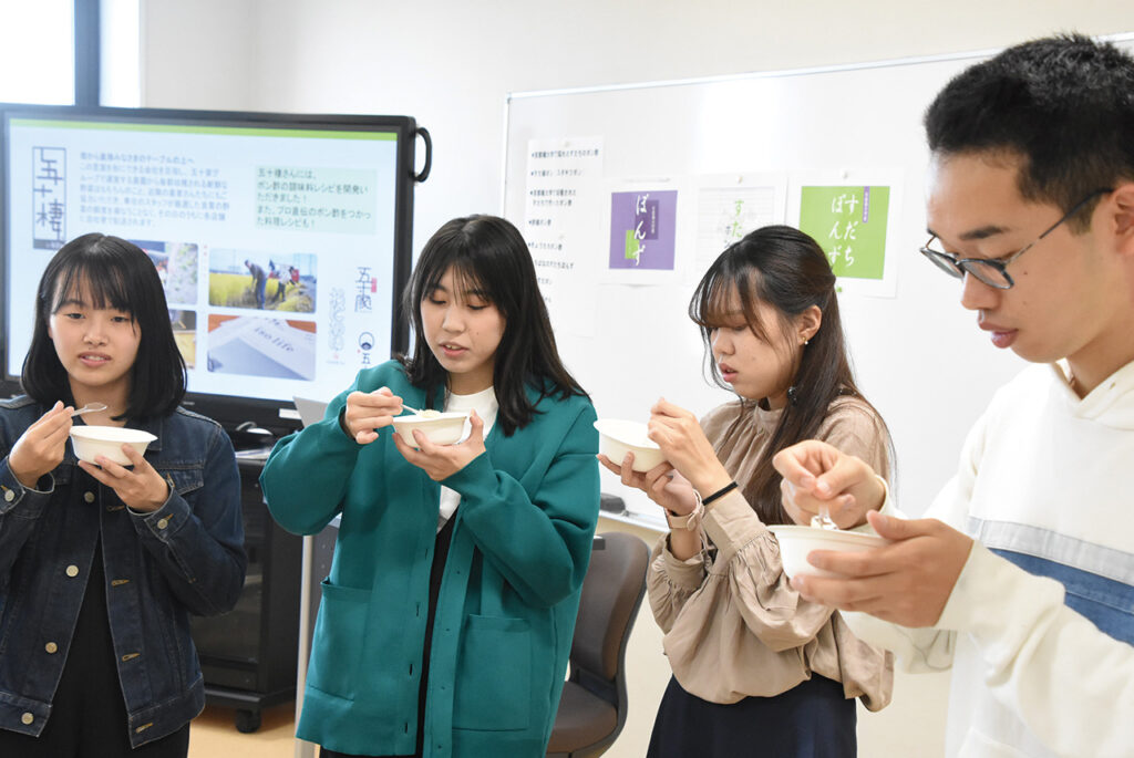 Tasting scene of Tachibana University Ponzu Project