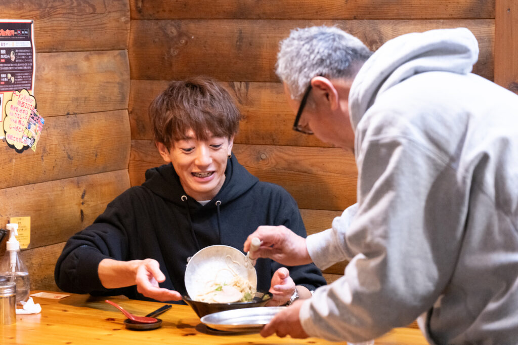 Shimon Okura，电视名人。