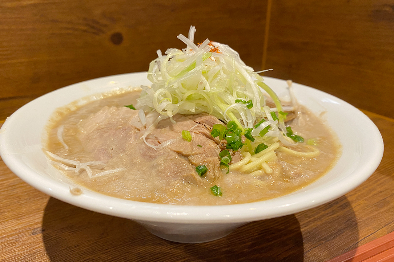 京都・一乗寺の人気ラーメン店が半セルフ式の2号店をオープン[麺屋 極鶏 円町店（めんや ごっけい えんまちてん）] Leaf