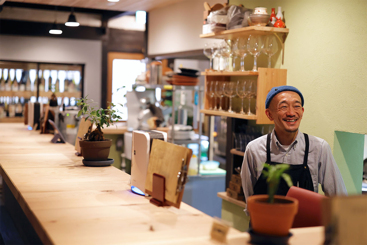 烏丸の路地裏カウンター酒場［空想コンプリート］でワインを楽しむ 