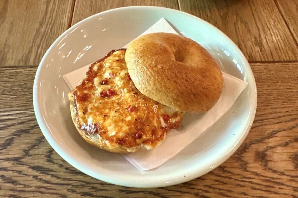 AUSGANG　ベーコンととろけるチーズ、はちみつのサンド