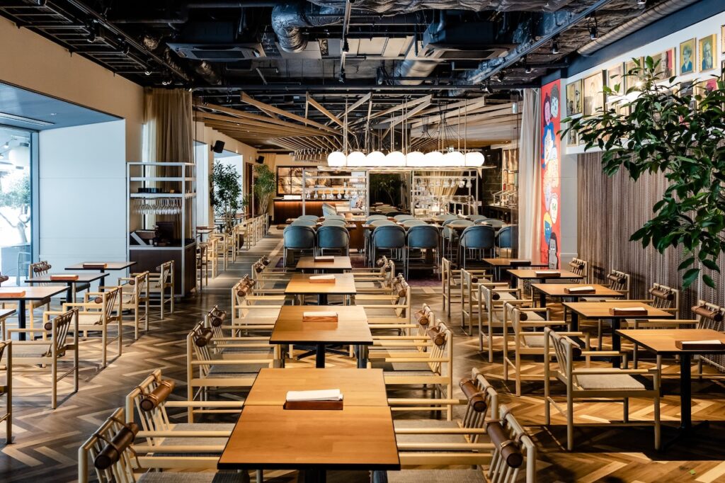 KIHARU Brasserieの内観