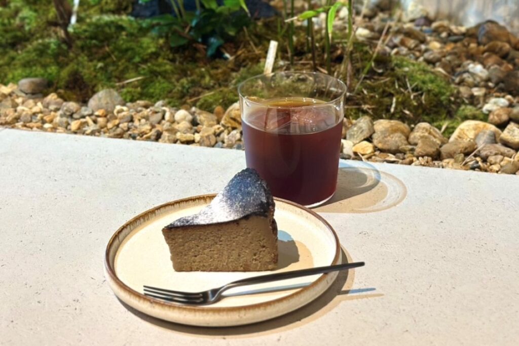 about us coffee　ほうじ茶バスクチーズケーキ、コーヒー