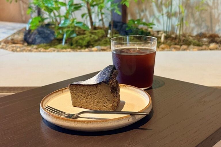 about us coffee　ほうじ茶バスクチーズケーキ、コーヒー